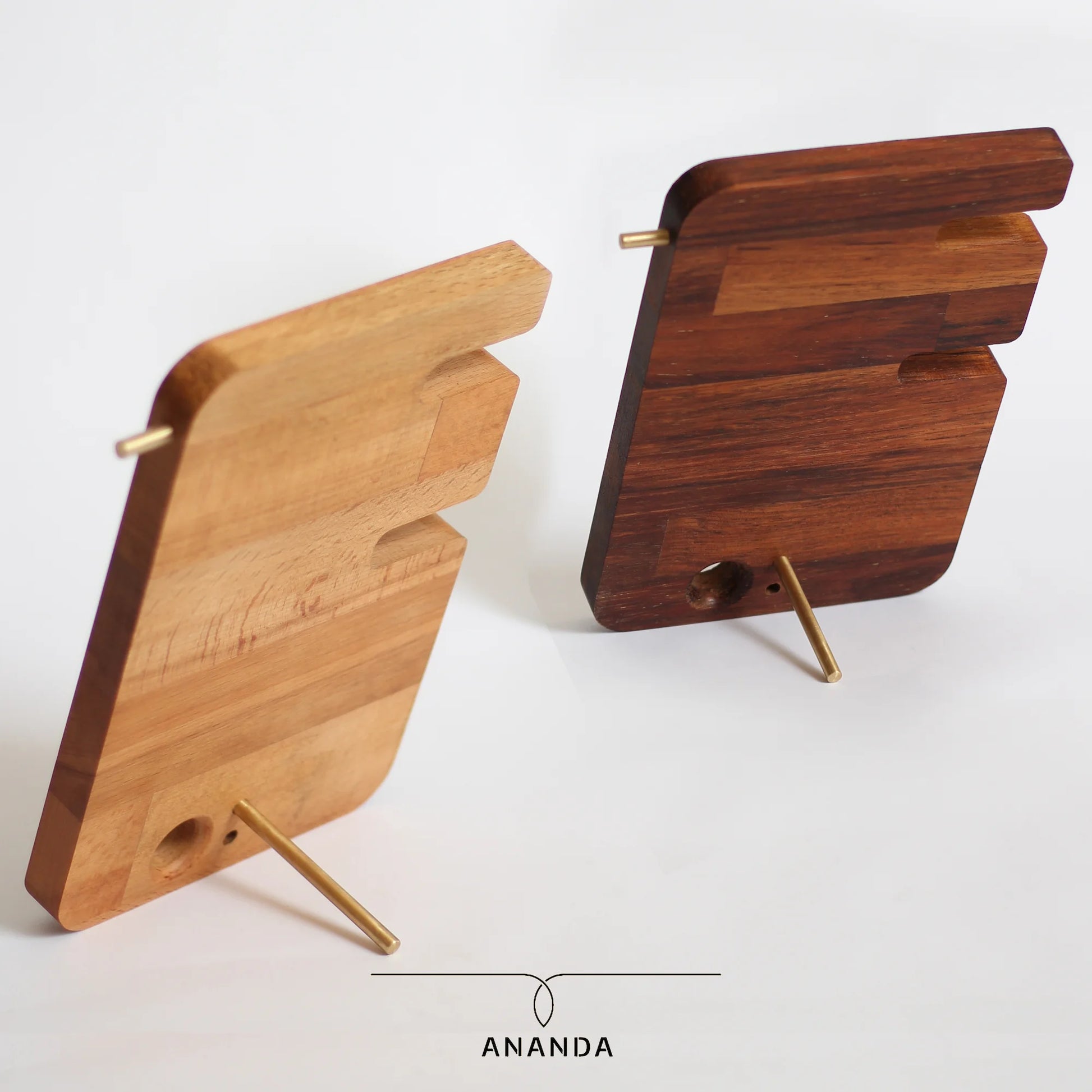 back of pro stand Designed with a 2-level tilt adjustment for optimal comfort and Stabilized on the desk with a brass support rod
